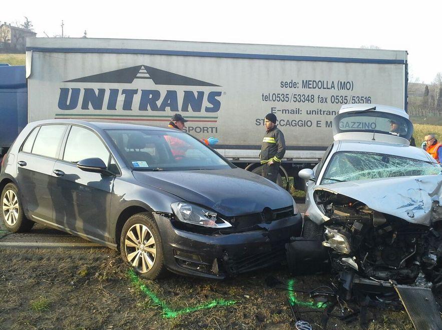 Frontale con un camion: un ferito 