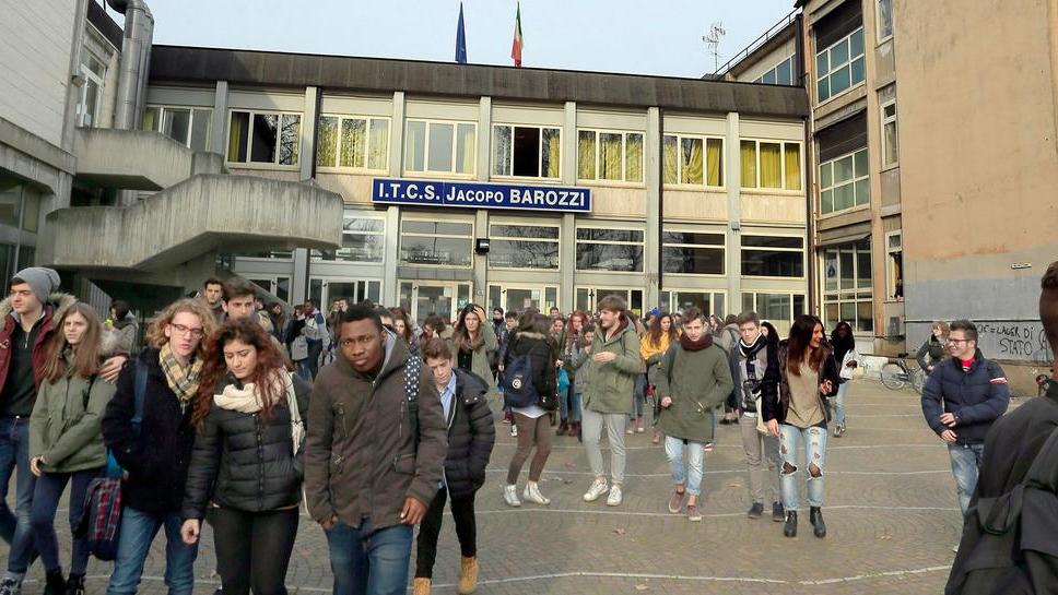 Scuole Barozzi, bulli in fuga fanno cadere una professoressa sulle scale