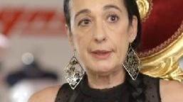 La boss travestita da dipendente: lavora, si commuove e assume