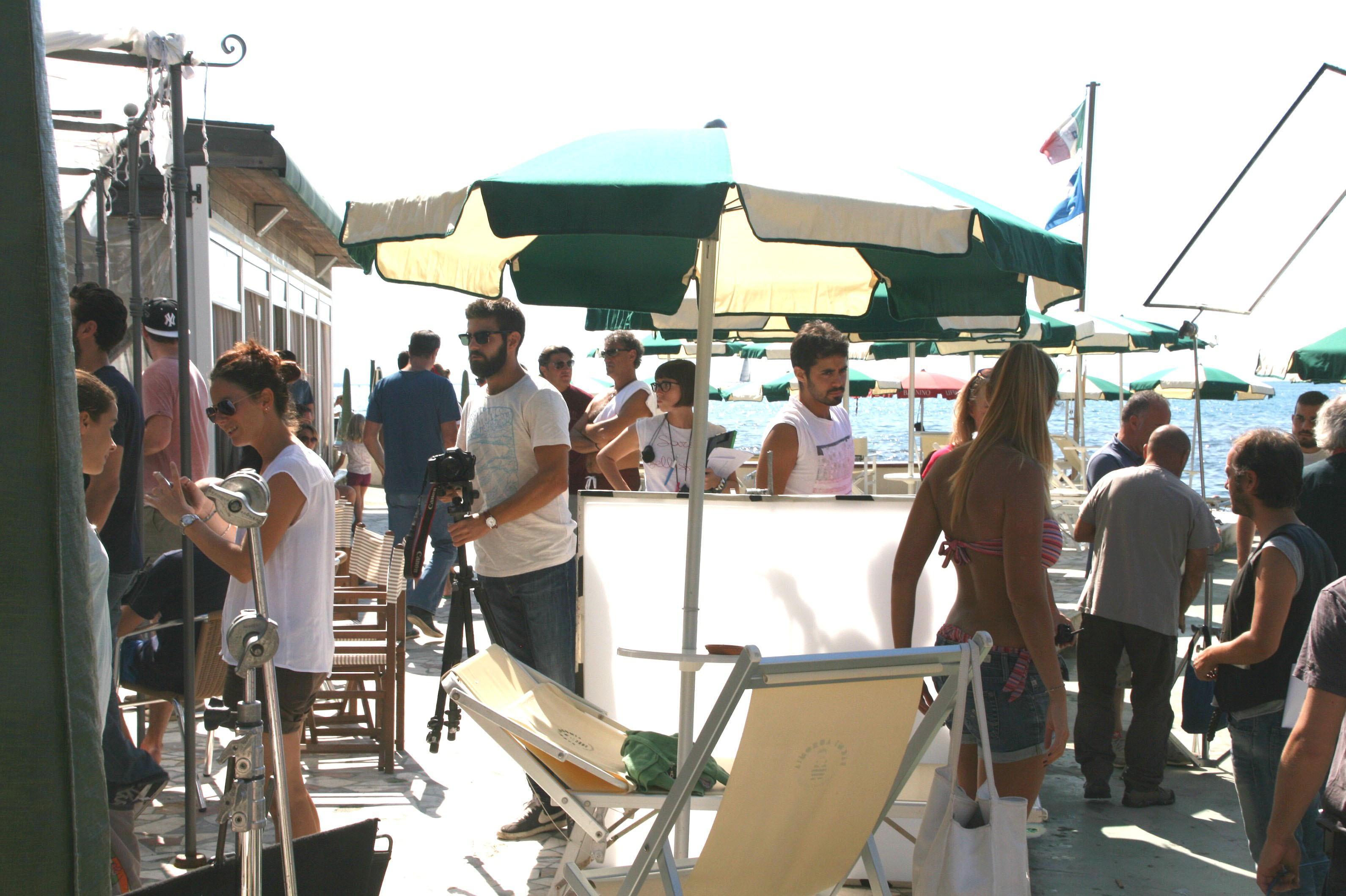 Un momento delle riprese del film sul lungomare a Castiglioncello
