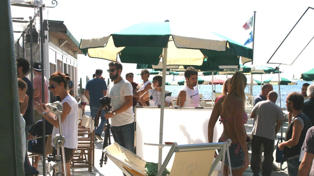 Un momento delle riprese del film sul lungomare a Castiglioncello