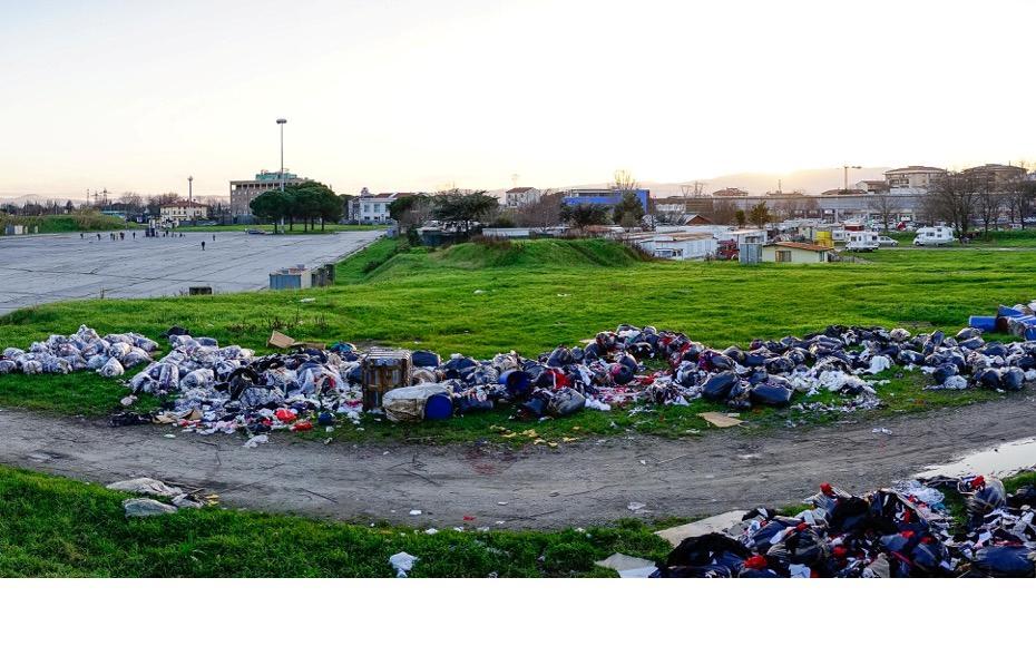 La discarica in via Marconi nella foto inviata da Simone Bucchi