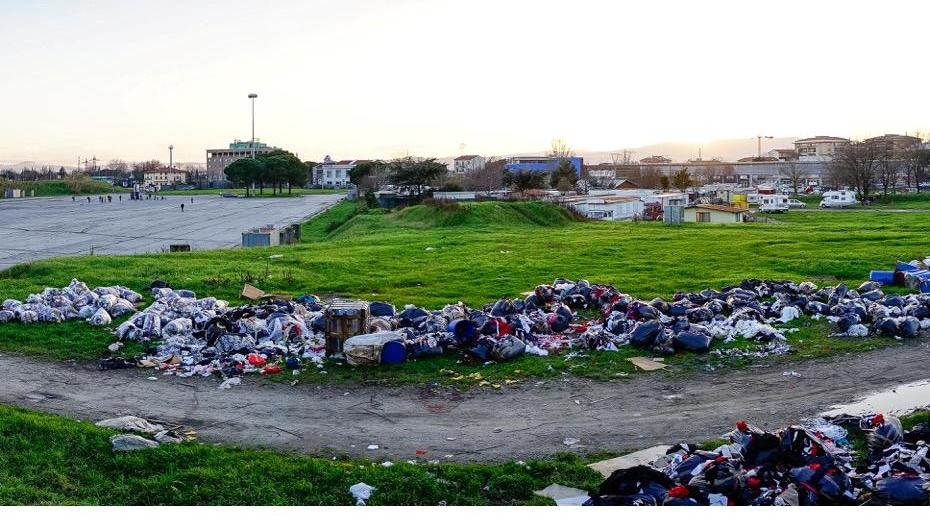 La discarica in via Marconi nella foto inviata da Simone Bucchi