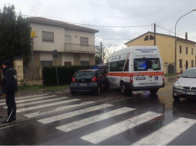 Scontro tra auto e mezzo dei servizi sociali