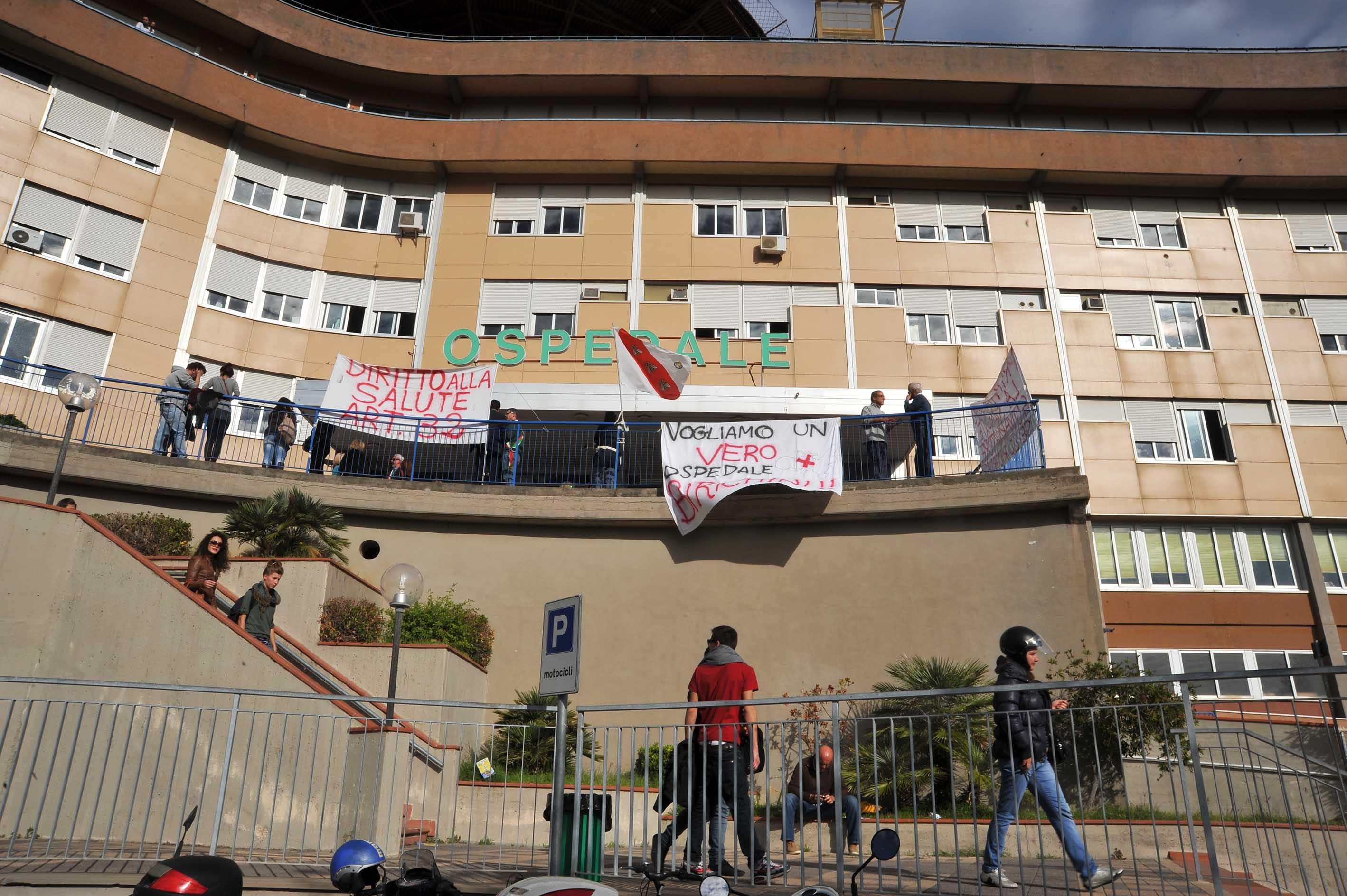 L'ospedale di Portoferraio durante una manifestazione dei comitati (foto Giò Di Stefano)