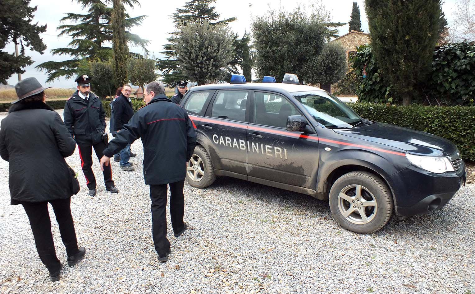I carabinieri sul posto dell'incidente (foto PaBar)