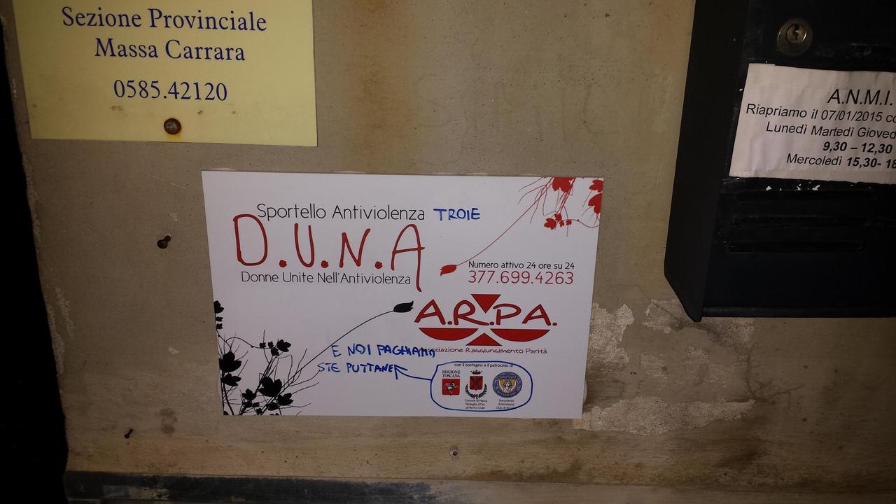 La targa del centro antiviolenza di Massa con gli insulti alle volontarie