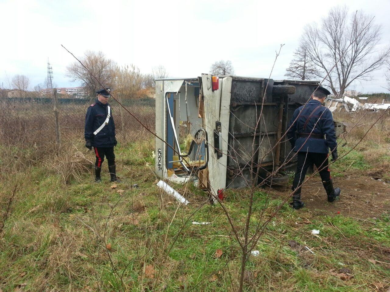 La roulotte in cui dormivano i quattro irregolari alla Migliarina