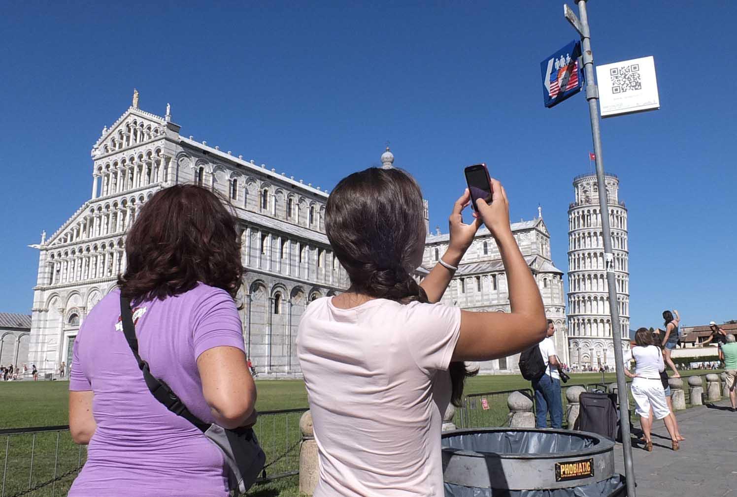 Turisti in piazza dei Miracoli a Pisa (Foto Fabio Muzzi)