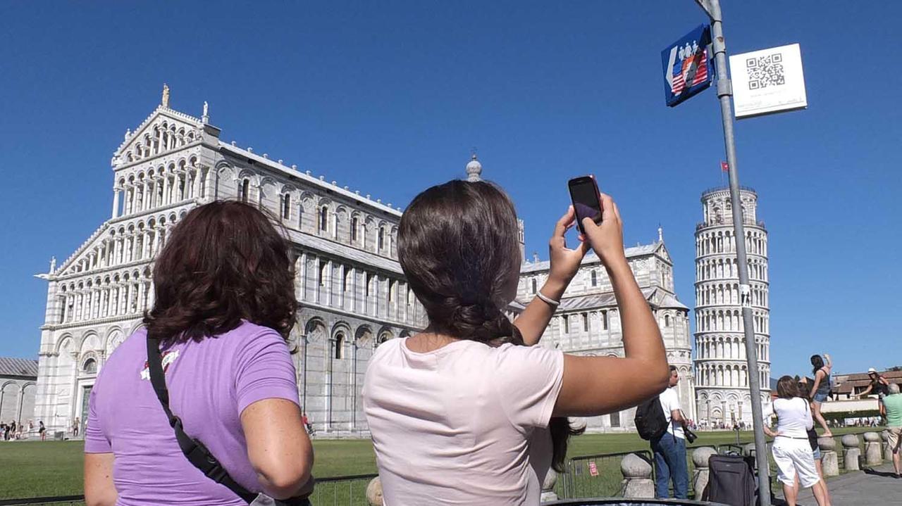 Turisti in piazza dei Miracoli a Pisa (Foto Fabio Muzzi)