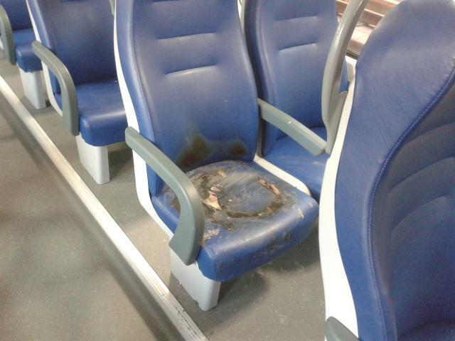 Il sedile danneggiato sul treno Lucca-Firenze