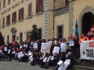 I dipendenti della Provincia protestano davanti alla prefettura