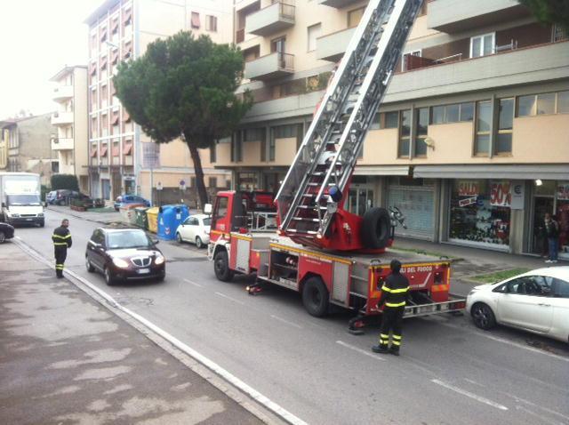 L'autoscala dei vigili del fuoco in via Protche