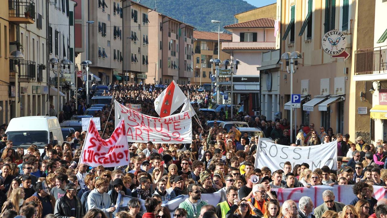 La manifestazione a tutela dell'ospedale elbano dell'autunno 2012 (foto Giò Di Stefano)