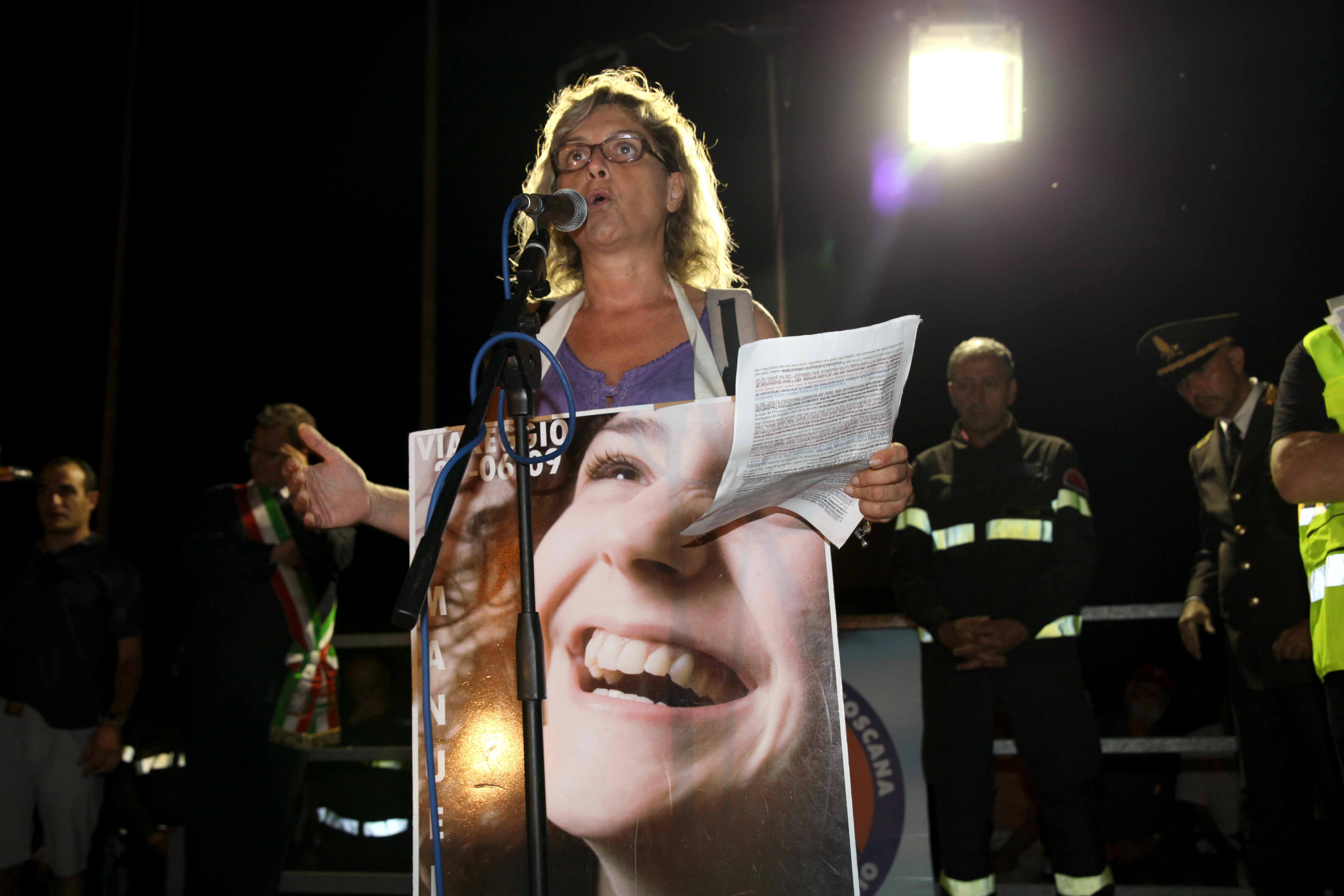 Daniela Rombi durante una delle manifestazioni dell'associazione dei familiari delle vittime