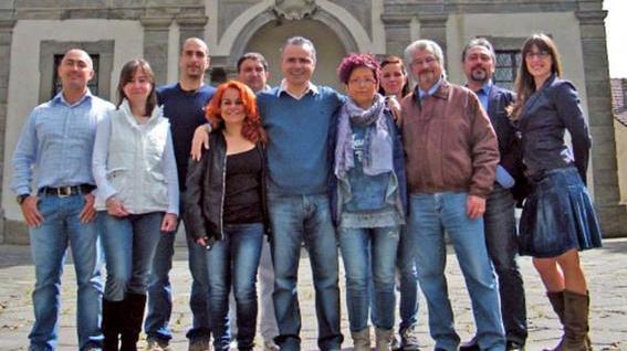 Foto di gruppo per l'amministrazione comunale di Sambuca con al centro il sindaco Fabio MIcheletti