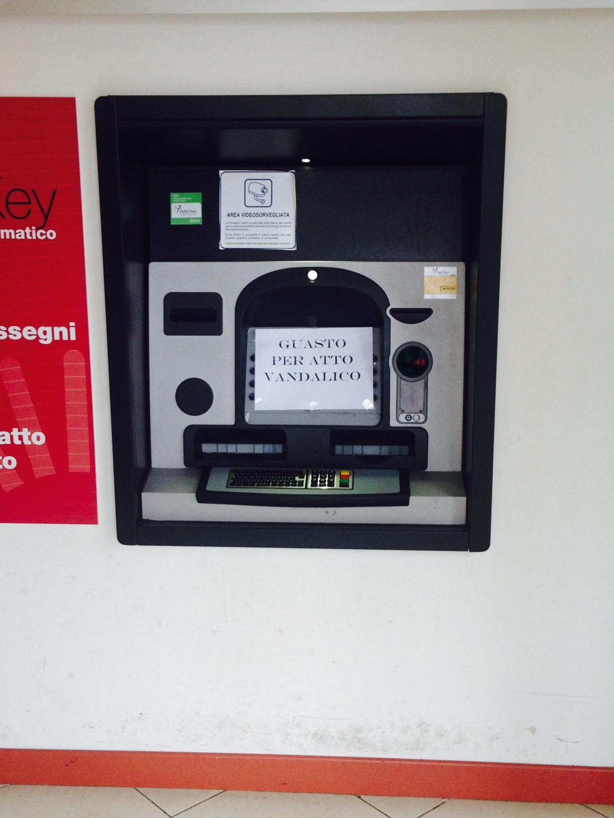 Lo sportello bancomat messo fuori servizio dai vandali