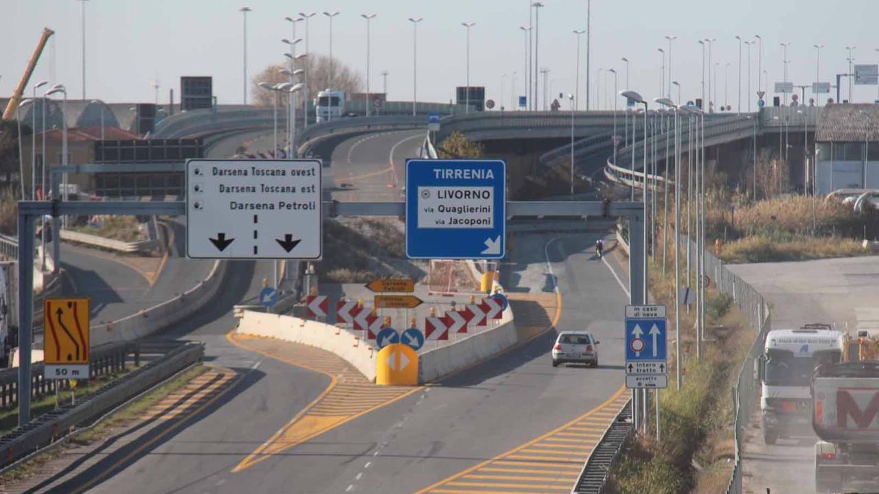 La voragine sulla superstrada Fi-Pi-Li (Pentafoto)