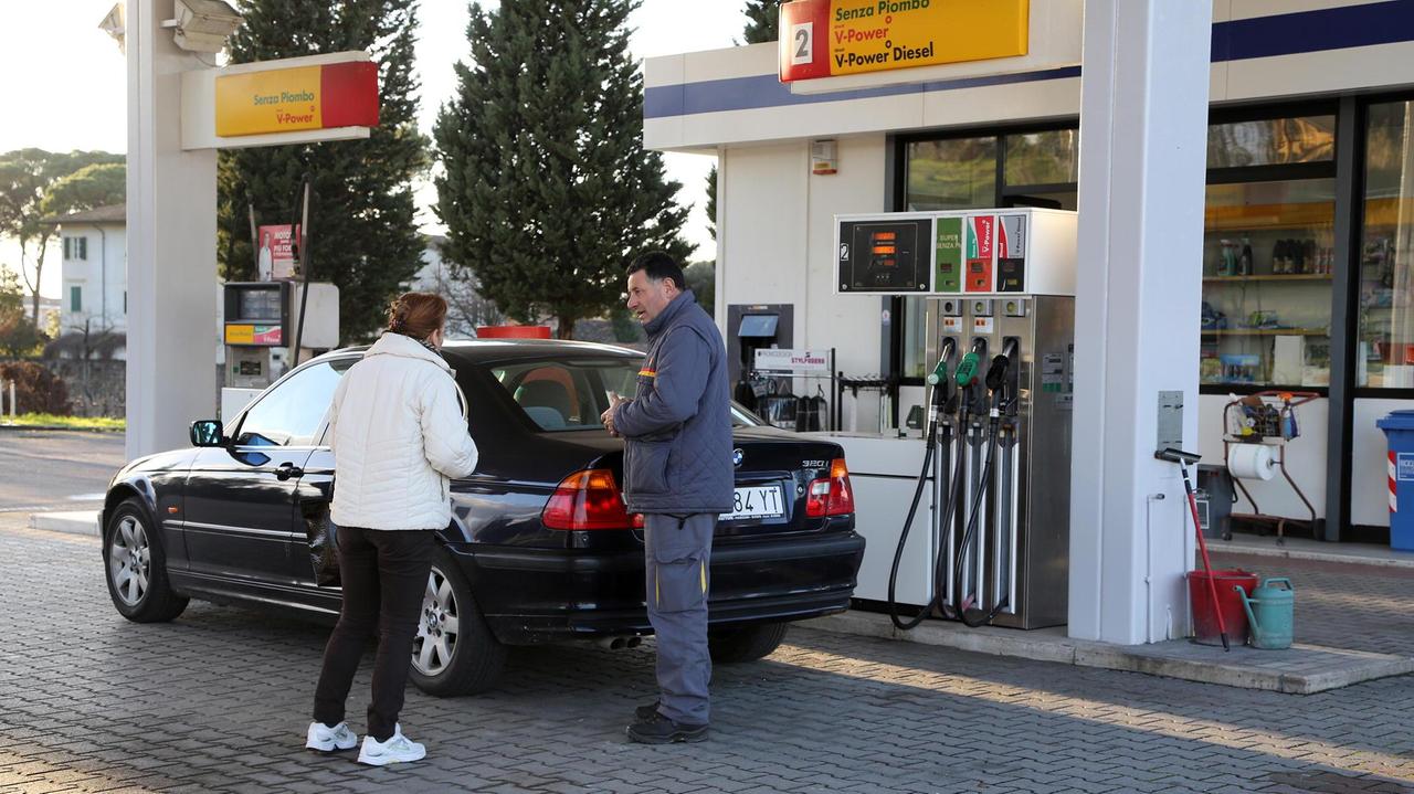 La benzina scende ancora: ecco dove si risparmia