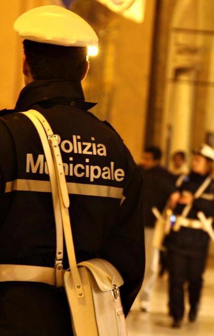 Locandina in vetrina: multa da 1400 euro 