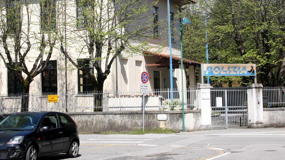 Calci al poliziotto che finisce all’ospedale
