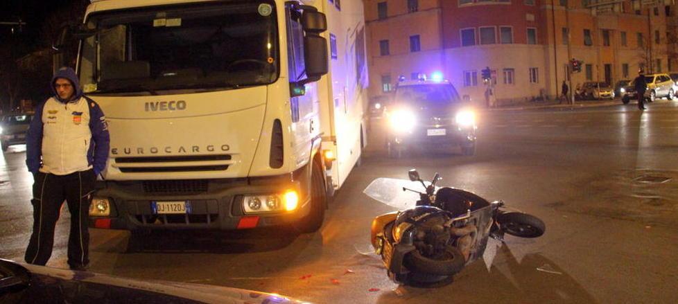 Motociclista travolto da un furgone
