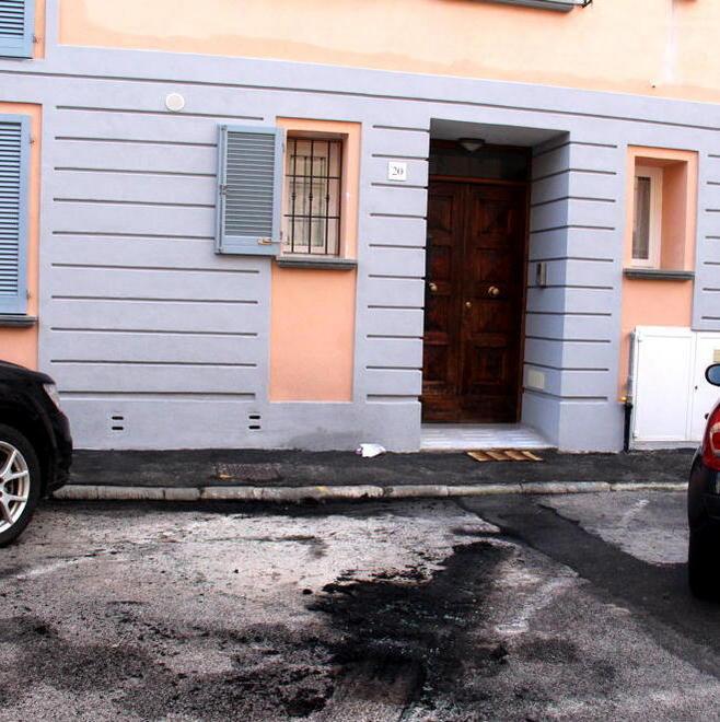 Danno fuoco al Suv di un professionista 