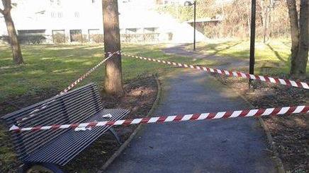 Un catetere abbandonato sulla panchina del parco