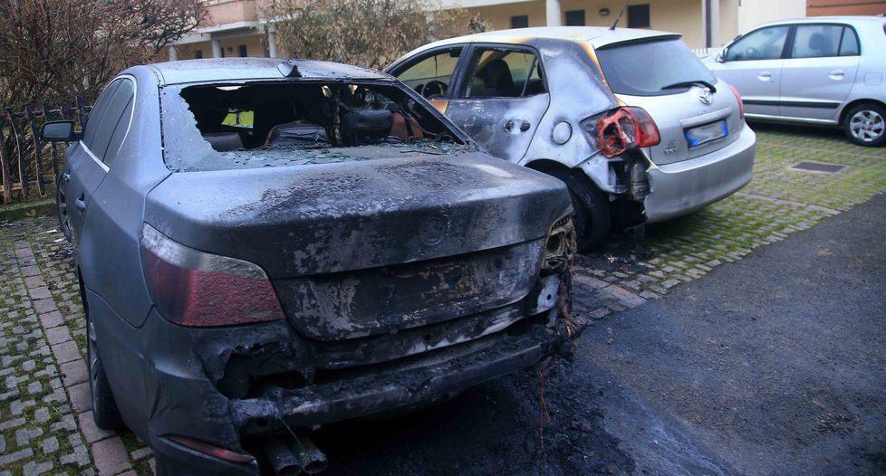 Brucia un’auto nella notte ancora un incendio doloso 