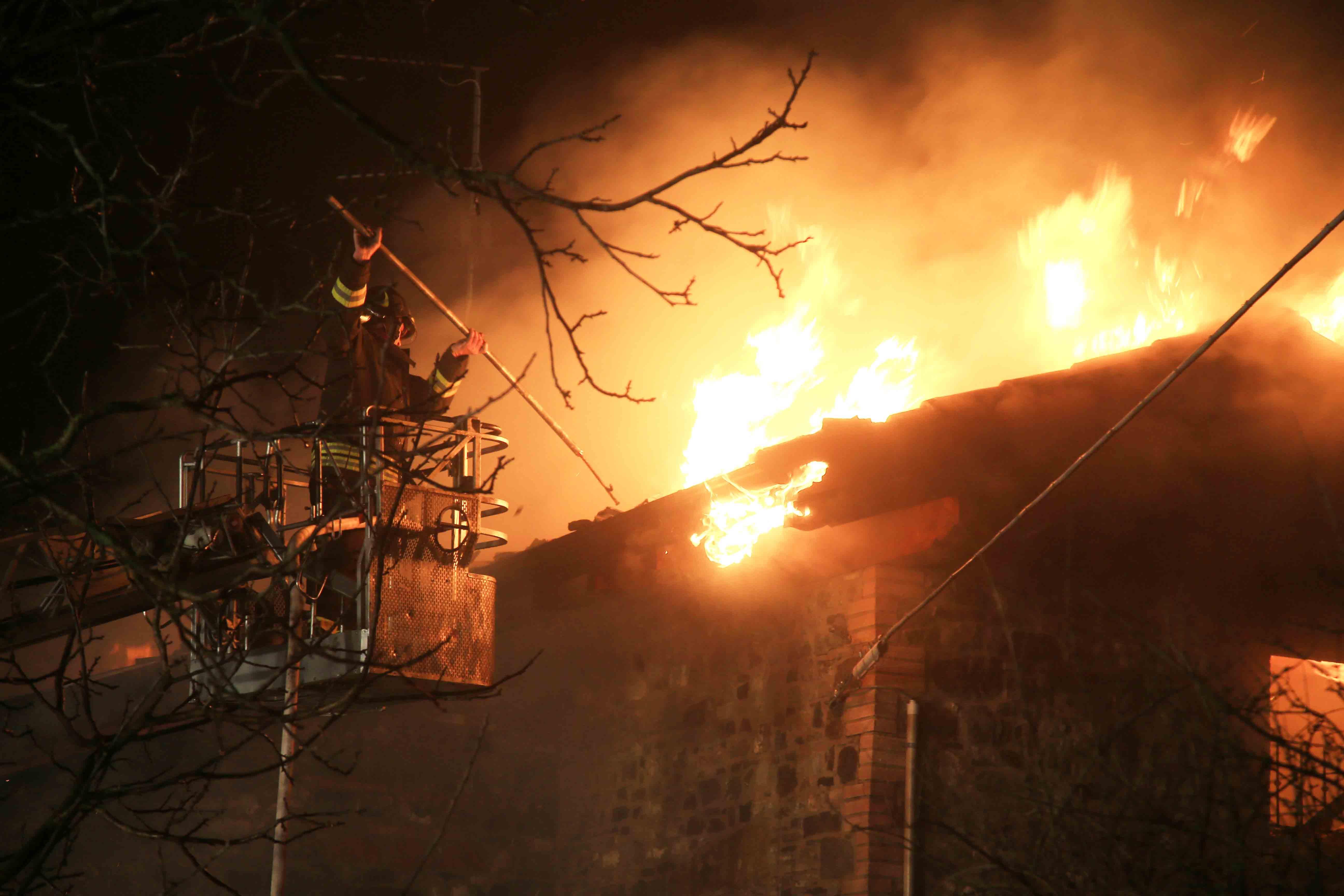 Casa a fuoco, vigili al lavoro tutta la notte 