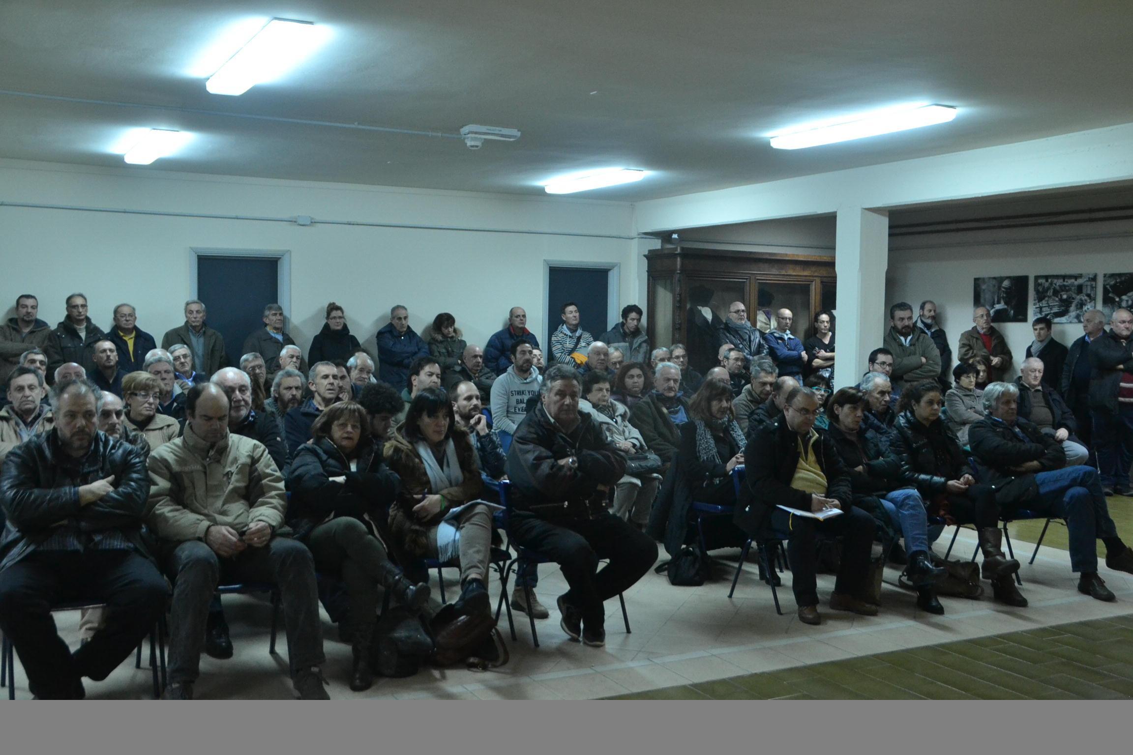 La sala del consiglio gremita dai cittadini per la seduta sulla stangata rifiuti