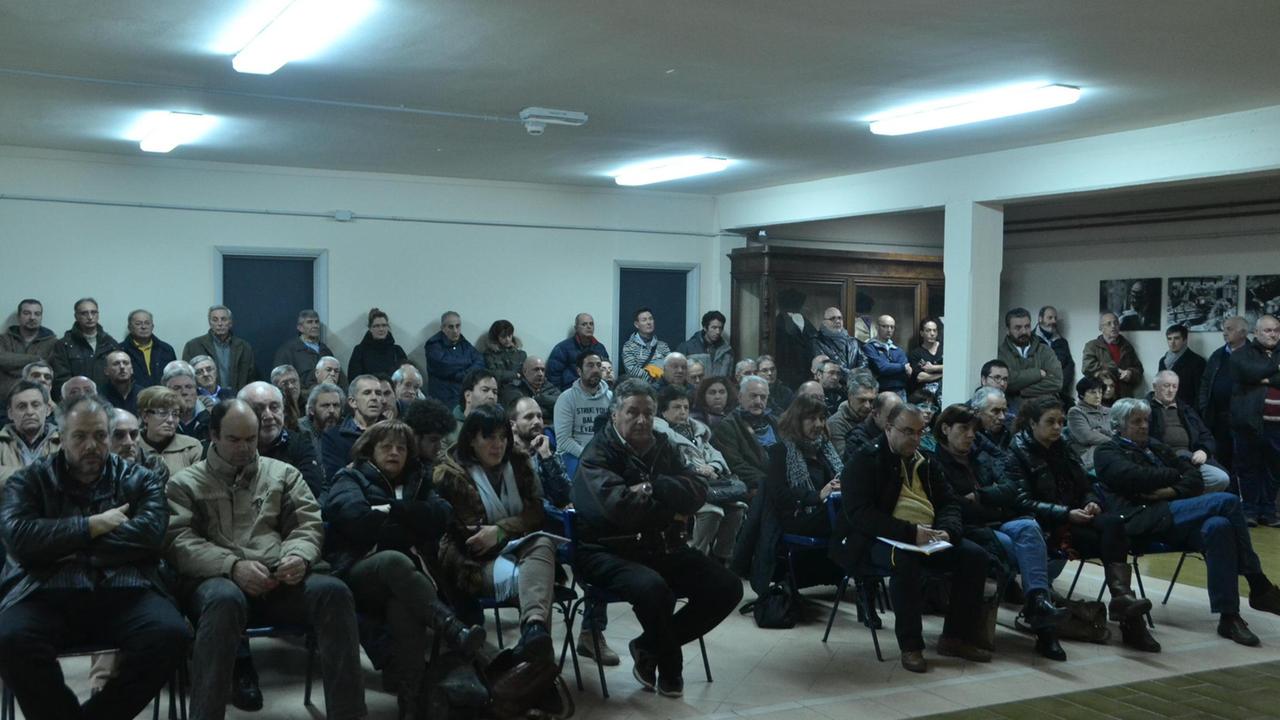 La sala del consiglio gremita dai cittadini per la seduta sulla stangata rifiuti