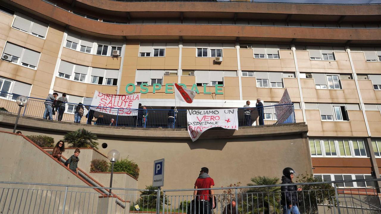 L'ospedale di Portoferraio durante un presidio dei comitati pro sanità