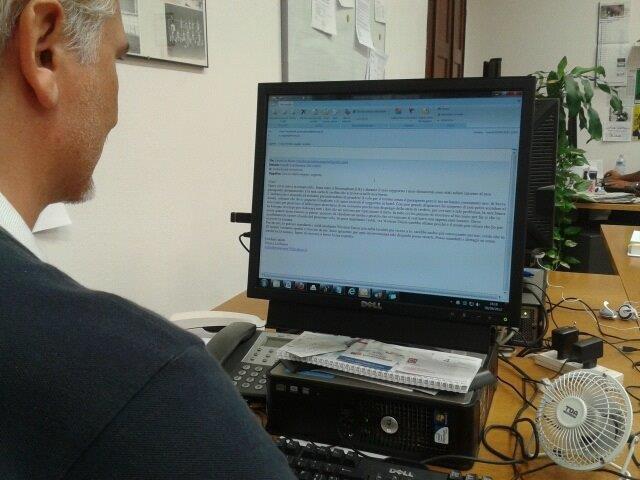 Una persona davanti al computer (foto d'archivio)