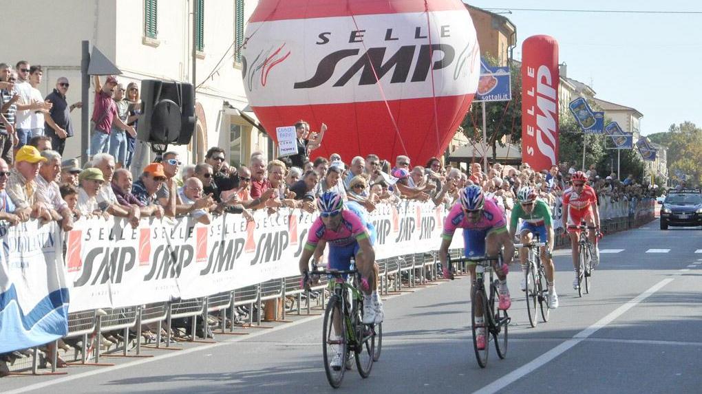 Un passaggio del Gran premio Costa degli etruschi a Donoratico