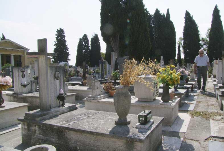 Furti di rame al cimitero di via Pietrasantina