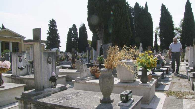 Furti di rame al cimitero di via Pietrasantina
