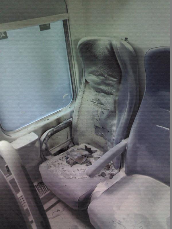 Il sedile bruciato sul treno