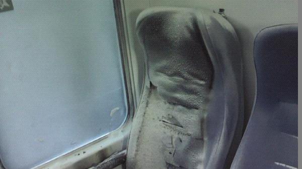 Il sedile bruciato sul treno