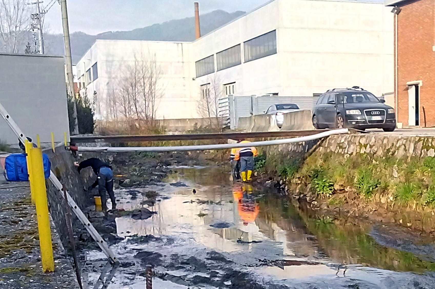 Operai al lavoro sul Condotto pubblico
