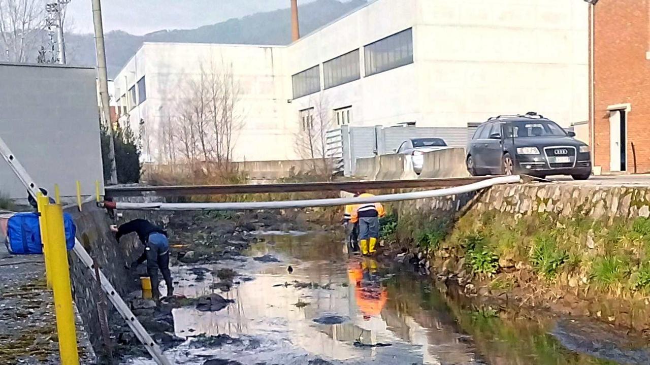 Operai al lavoro sul Condotto pubblico