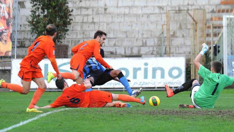 Un'azione difensiva della Pistoiese (Foto Gori)