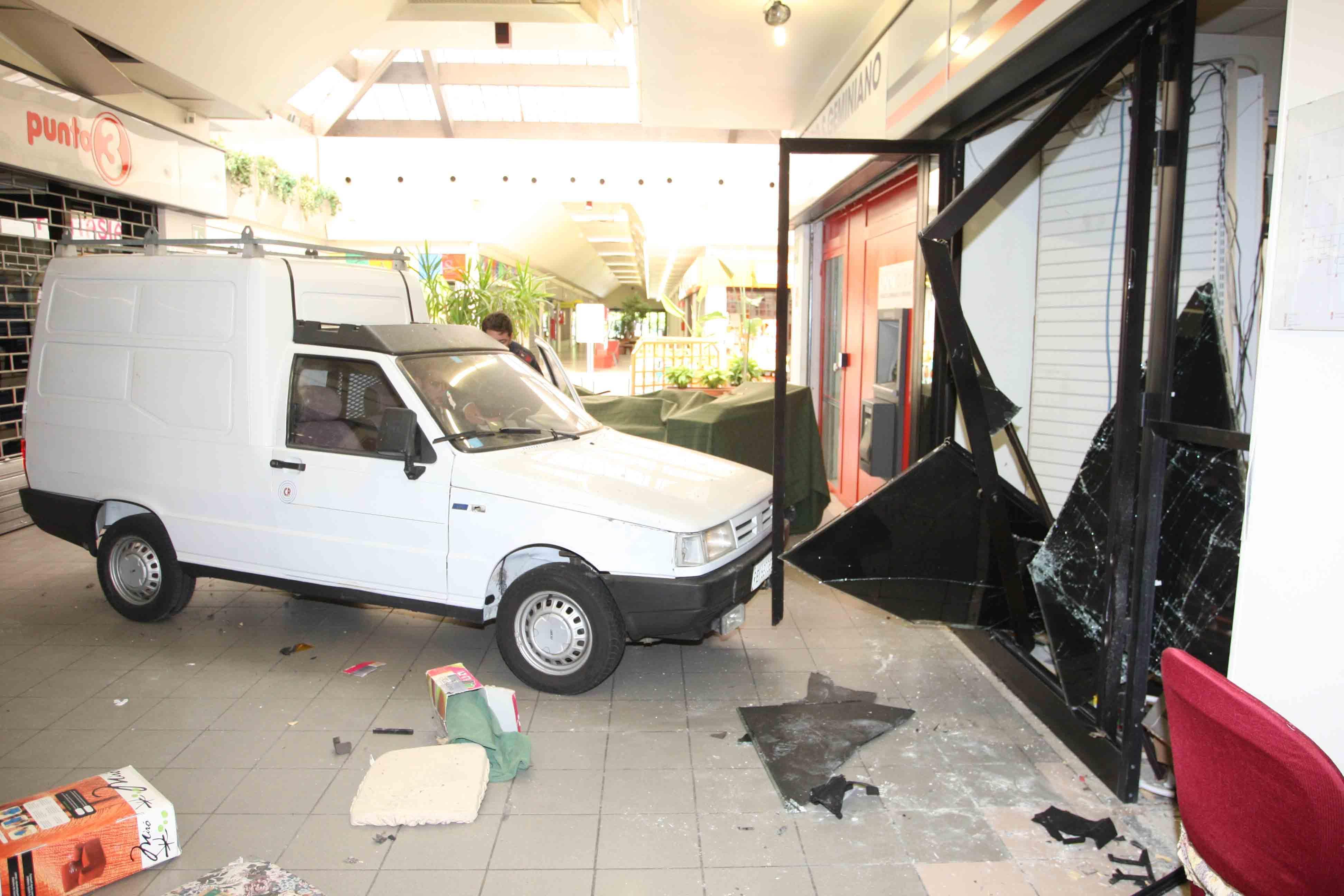 Auto come arieti: le bande che devastano tabaccherie, bar e distributori
