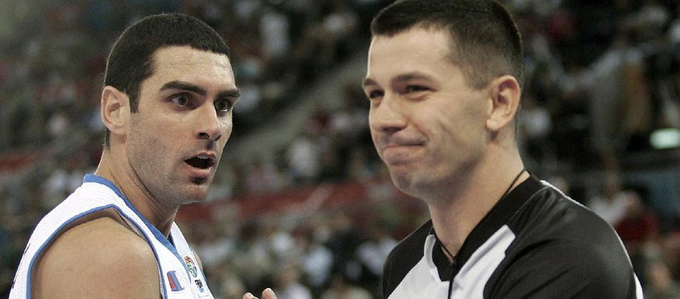 Matteo Soragna (a sinistra) alle prese con un direttore di gara