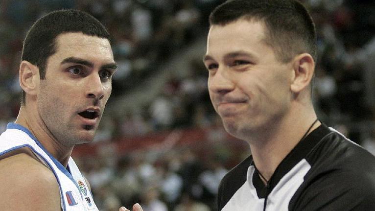 Matteo Soragna (a sinistra) alle prese con un direttore di gara