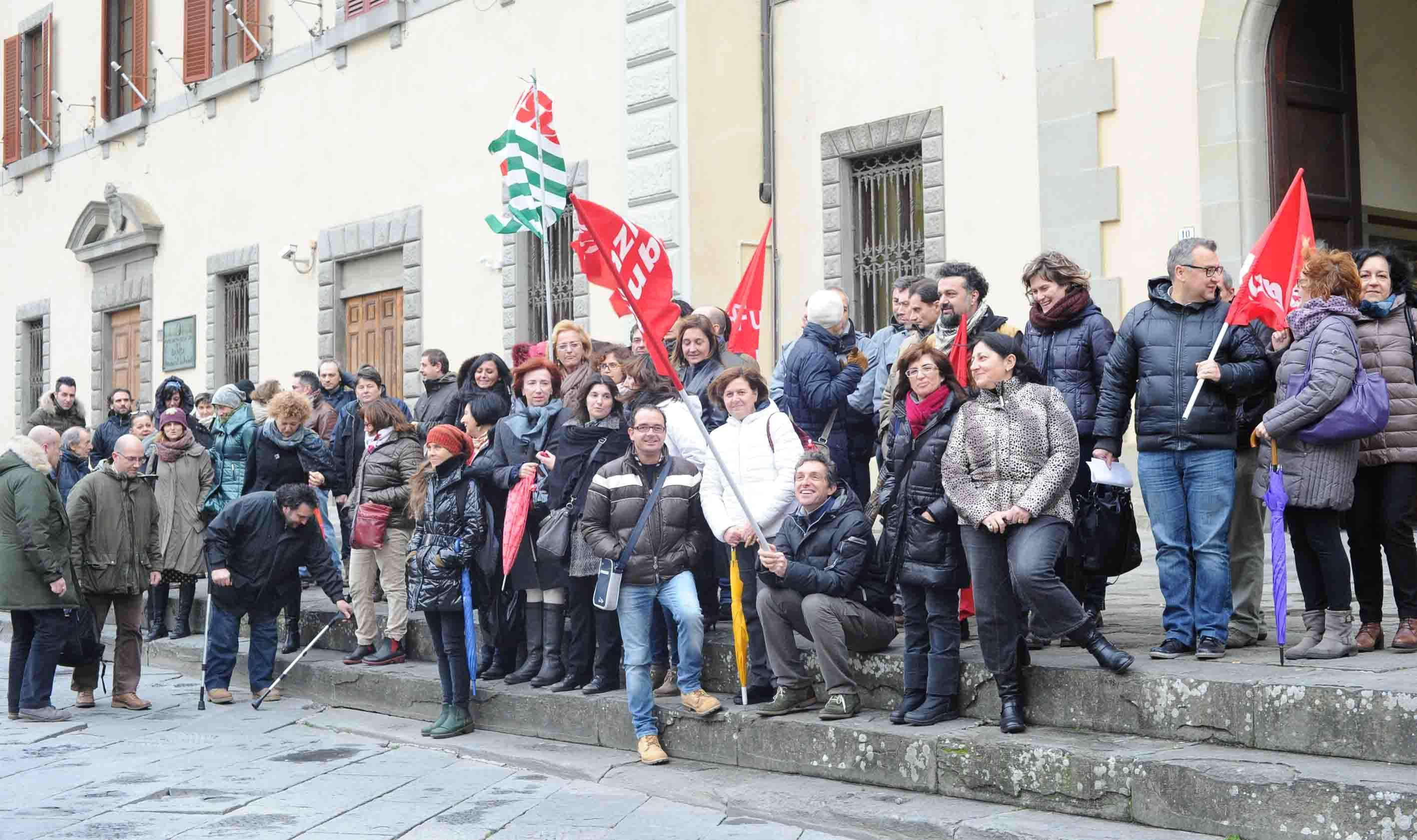 La protesta dei lavoratori della Provincia in piazza del Duomo