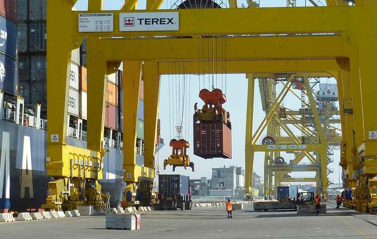 Al lavoro nel terminal contenitori della Darsena Toscana
