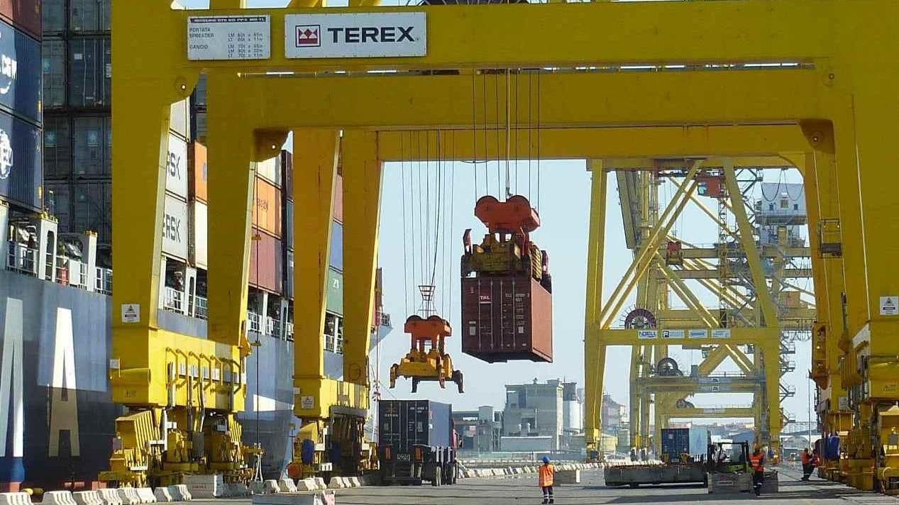 Al lavoro nel terminal contenitori della Darsena Toscana