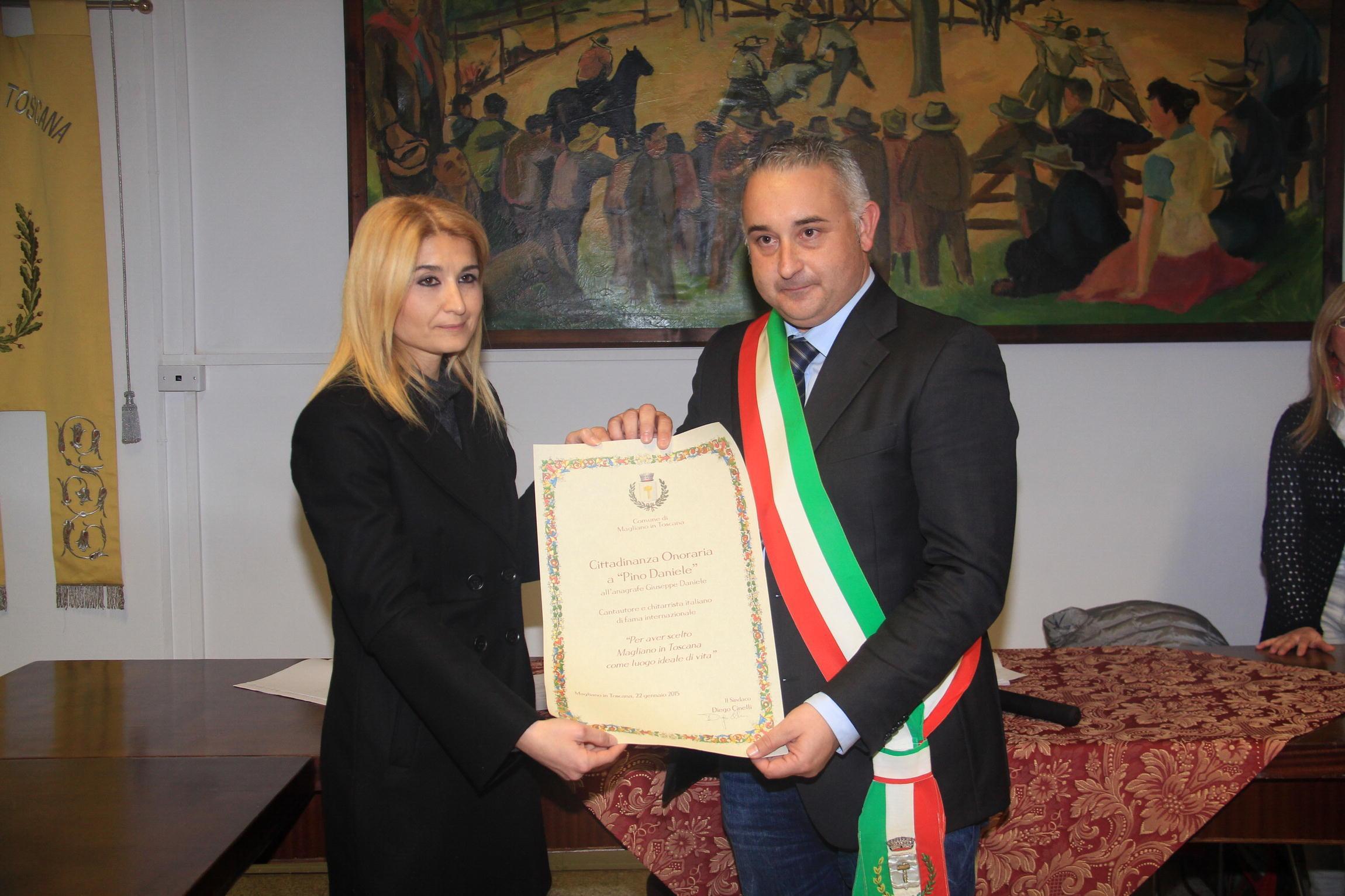 Cristina Daniele riceve dal sindaco Diego Cinelli la cittadinanza onoraria per il padre Pino (foto Enzo Russo)