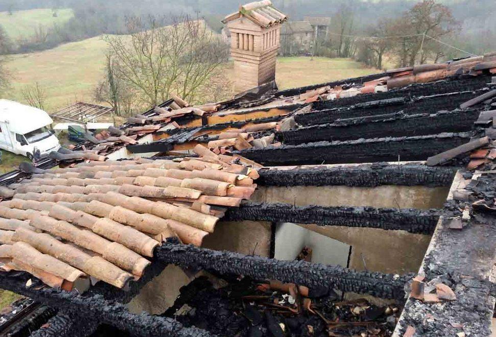 Rustico in fiamme, la conta dei danni fra lacrime, abbracci e solidarietà 